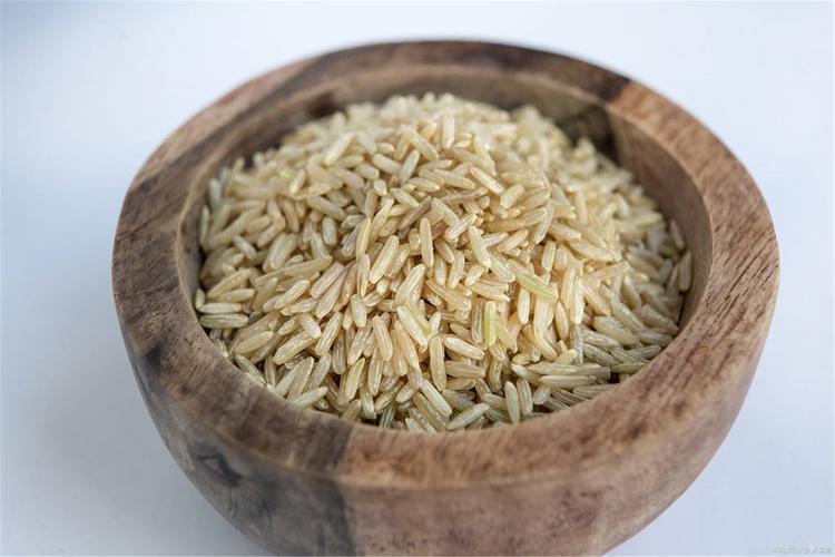糙米一般是稻谷脱壳后不加工或较少加工所获得的全谷粒米 ,大多数由